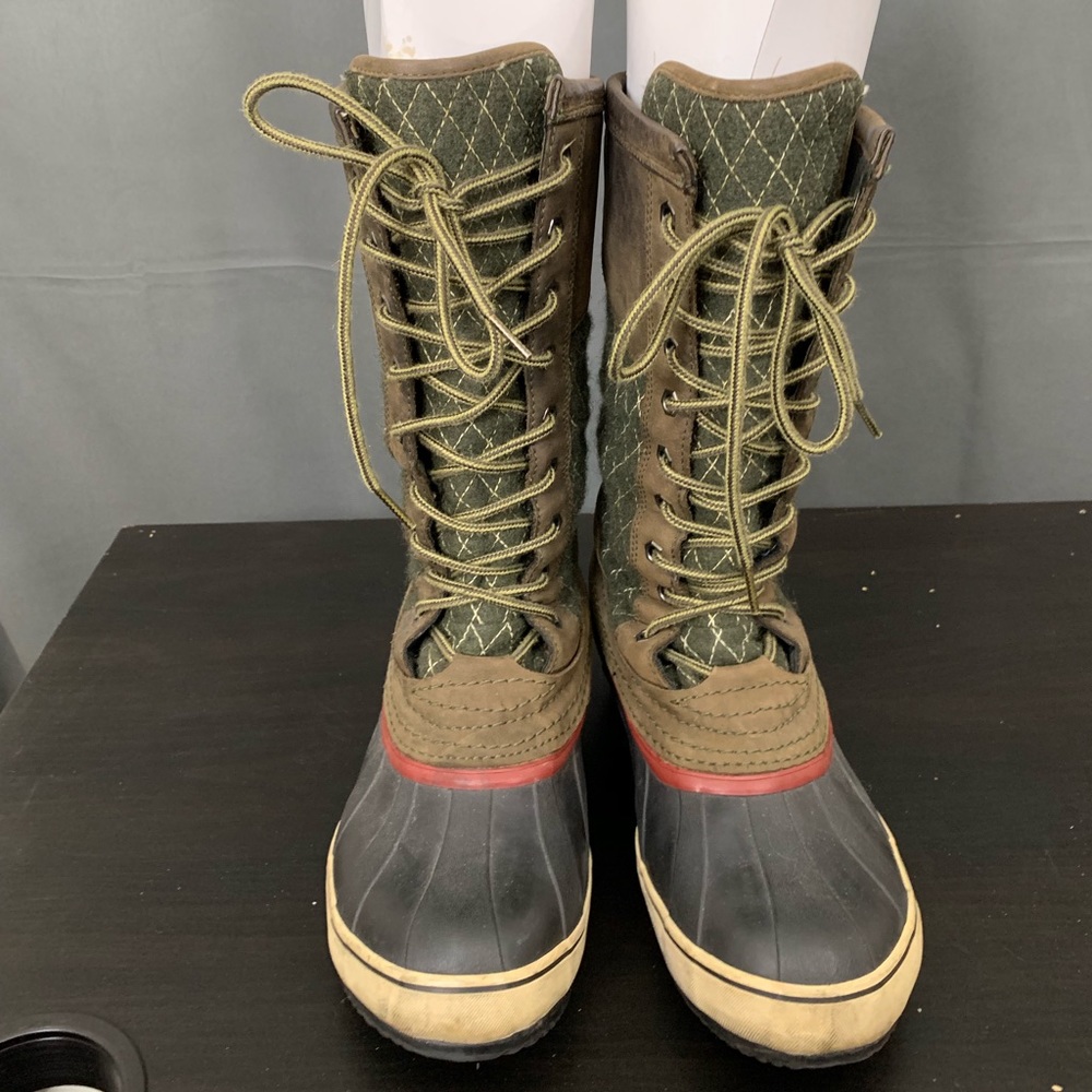 Sorel snow boots, size 9, waterproof, like new!